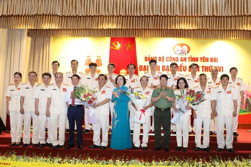 Thượng tướng Bùi Văn Nam, Thứ trưởng Công An và Bí thư Tỉnh ủy Yên Bái Phạm Thị Thanh Trà chúc mừng đại hội. Bầu trực tiếp Bí thư Đảng ủy tại Đại hội Đảng bộ Công an Yên Bái -0