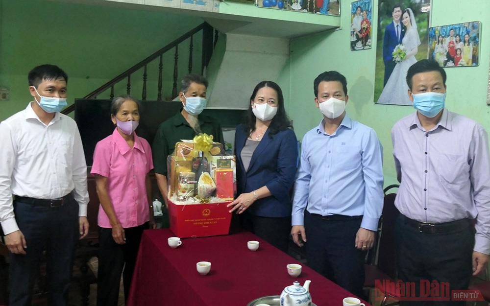 Phó Chủ tịch nước tặng quà cho thương binh Lục Văn Viện, thị trấn Vị Xuyên, huyện Vị Xuyên. Phó Chủ tịch nước Võ Thị Ánh Xuân làm việc tại Hà Giang -0