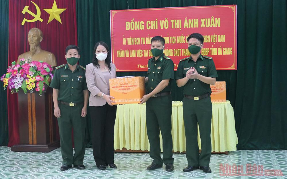 Phó Chủ tịch nước tặng quà cho cán bộ, chiến sĩ Đồn Biên phòng Cửa khẩu Quốc tế Thanh Thủy. Phó Chủ tịch nước Võ Thị Ánh Xuân làm việc tại Hà Giang -0