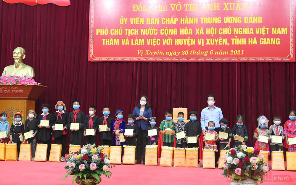 Phó Chủ tịch nước và lãnh đạo tỉnh Hà Giang tặng quà cho các cháu học sinh có hoàn cảnh đặc biệt khó khăn huyện Vị Xuyên. Phó Chủ tịch nước Võ Thị Ánh Xuân làm việc tại Hà Giang -0