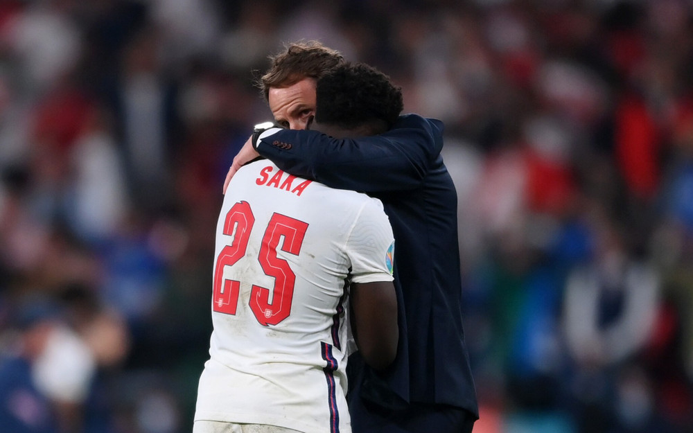 Không chỉ mình Saka, hai đồng đội khác của anh đều thất bại trên chấm luân lưu. (Ảnh: UEFA) Huấn luyện viên Southgate nhận trách nhiệm sau thất bại ở chung kết EURO 2020 -0