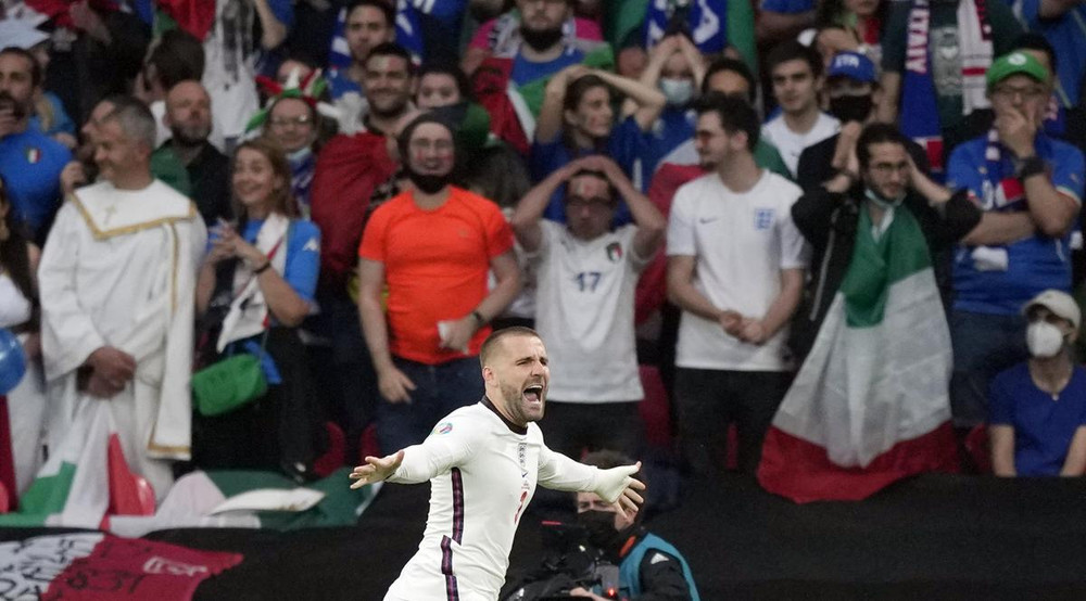 Người hâm mộ Italia trên sân Wembley thất thần khi chứng kiến Luke Shaw phá lưới Azzurri ngay phút thứ 2 của trận đấu. (Ảnh: Pool) Niềm vui và nước mắt - hai chiều cảm xúc trái ngược sau chung kết EURO 2020 -0