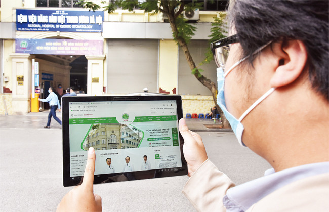 Truy cập “Cổng công khai y tế”, người dân dễ dàng tiếp cận thông tin về giá các dịch vụ y tế, khám chữa bệnh. Ảnh: ANH AN