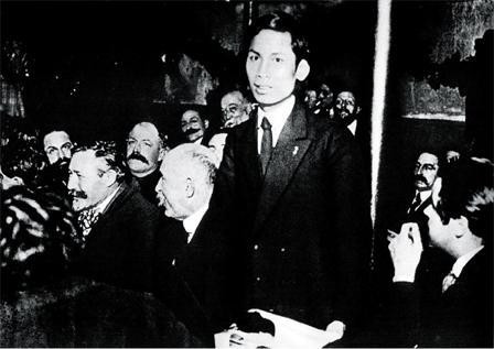 Đồng chí Nguyễn Ái Quốc tại Đại hội toàn quốc Đảng xã hội Pháp ở Tua (12-1920). Ảnh: TL