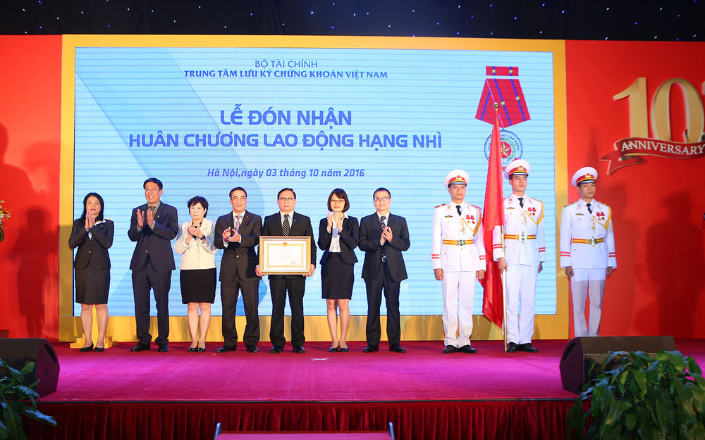 VSD đón nhận Huân chương Lao động hạng Nhì. (ẢNH: VSD) Bảo đảm an toàn dòng vốn -0