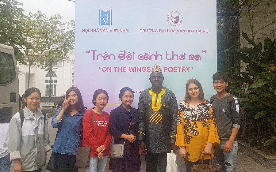 Andrea H. Hedeș (thứ 2 từ phải sang) tại Liên hoan thơ quốc tế tại Việt Nam năm 2019. (Ảnh: NVCC) Nhà văn, dịch giả Andrea H. Hedeș: Liên kết con người với nhau là chìa khóa dẫn đến sự thành công -0