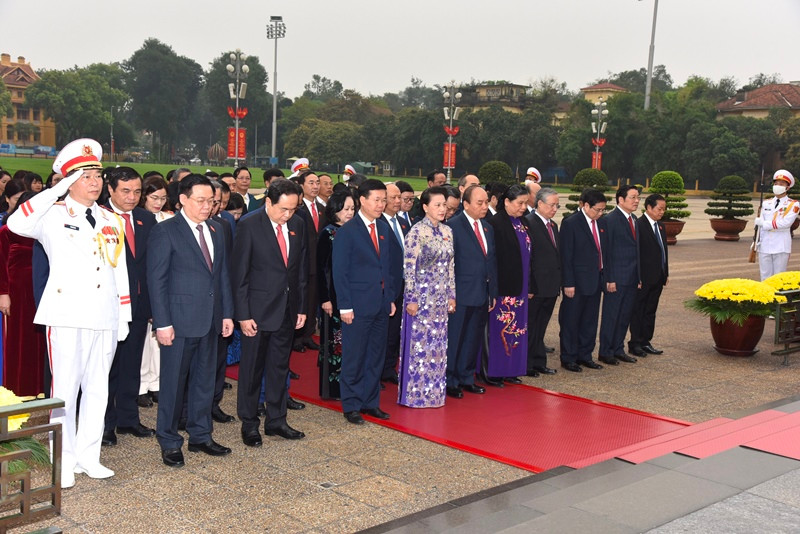 Thủ tướng Nguyễn Xuân Phúc, Chủ tịch Quốc hội Nguyễn Thị Kim Ngân và các đồng chí lãnh đạo Đảng, Nhà nước, đại biểu Quốc hội tưởng nhớ Chủ tịch Hồ Chí Minh. (Ảnh: TRẦN HẢI) Đại biểu dự Kỳ họp thứ 11, Quốc hội khóa XIV vào Lăng viếng Chủ tịch Hồ Chí Minh -0