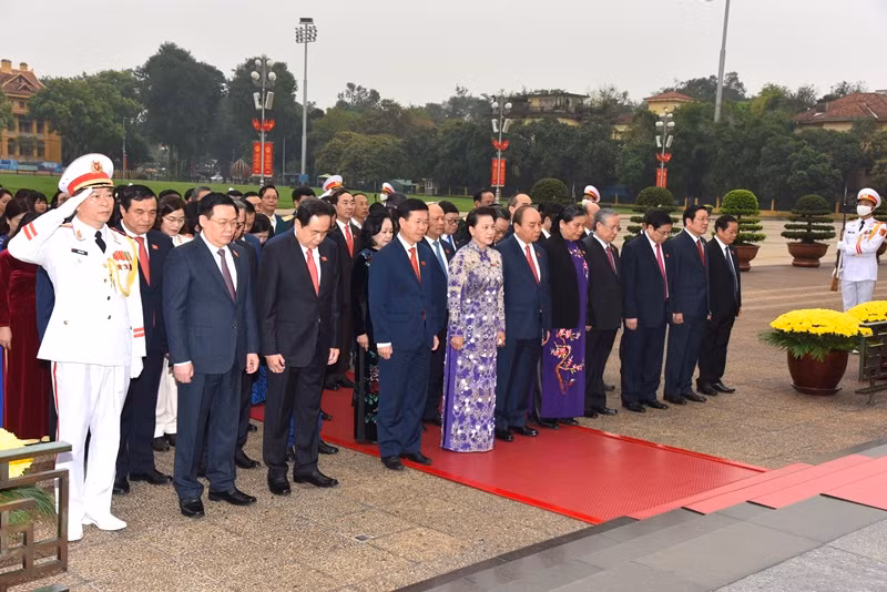 Đại biểu dự Kỳ họp thứ 11, Quốc hội khóa XIV vào Lăng viếng Chủ tịch Hồ Chí Minh -0
