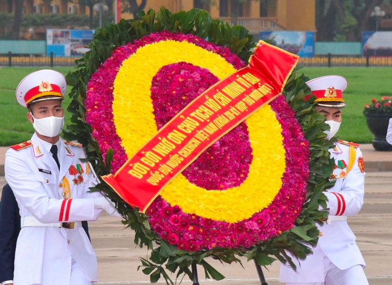 Vòng hoa mang dòng chữ "Đời đời nhớ ơn Chủ tịch Hồ Chí Minh vĩ đại". (Ảnh: TRẦN HẢI) Đại biểu dự Kỳ họp thứ 11, Quốc hội khóa XIV vào Lăng viếng Chủ tịch Hồ Chí Minh -0