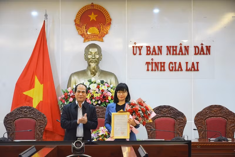 Chủ tịch UBND tỉnh Gia Lai Võ Ngọc Thành trao quyết định phê chuẩn cho bà Nguyễn Thị Thanh Lịch.