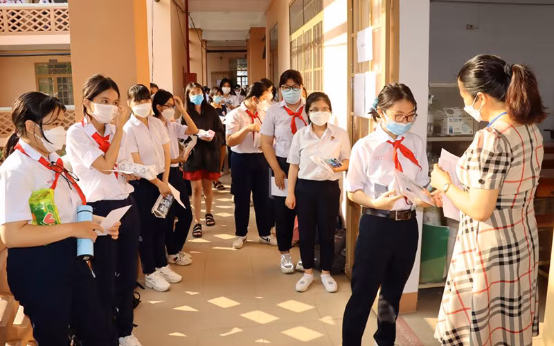 Giám thị đọc số báo danh cho thí sinh vào phòng thi.
