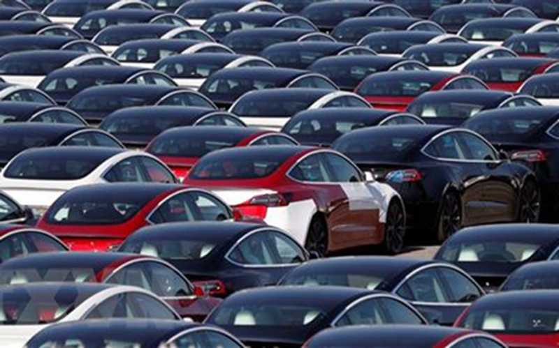 Xe ô-tô điện của Tesla tại cảng ở Southampton, Anh. (Ảnh: AFP/TTXVN)