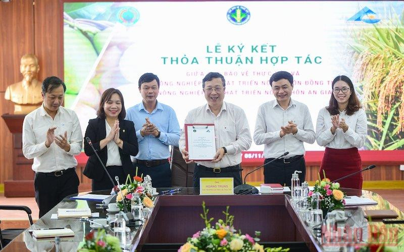 Thông qua thoả thuận được ký kết, các bên sẽ cùng đẩy mạnh phát triển mã số vùng trồng, nhân rộng các mô hình sử dụng phân bón, thuốc bảo vệ thực vật tiết kiệm, hiệu quả đối với các loại cây trồng chủ lực.