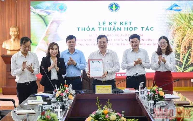 Thông qua thoả thuận được ký kết, các bên sẽ cùng đẩy mạnh phát triển mã số vùng trồng, nhân rộng các mô hình sử dụng phân bón, thuốc bảo vệ thực vật tiết kiệm, hiệu quả đối với các loại cây trồng chủ lực.