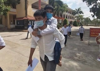 Đôi bạn đã 10 năm cõng nhau đến trường. (Ảnh: Báo LĐ)
