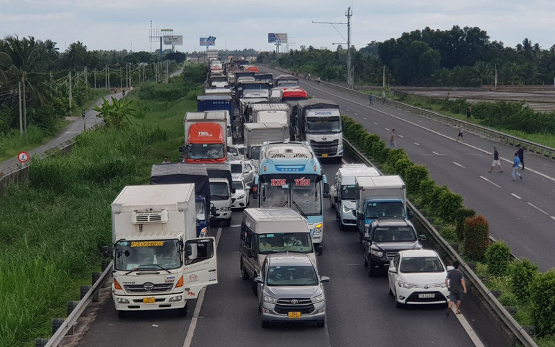 Vụ cháy làm kẹt xe nhiều km hướng từ Thành phố Hồ Chí Minh về Tiền Giang. Xe tải chở nhớt bốc cháy trên cao tốc Trung Lương-Thành phố Hồ Chí Minh -0