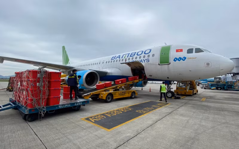 Tình người trong bão lũ -0