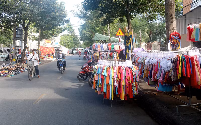 Tiểu thương chợ đêm Trà Vinh lấn chiếm lòng đường Lý Tự Trọng để bán hàng.