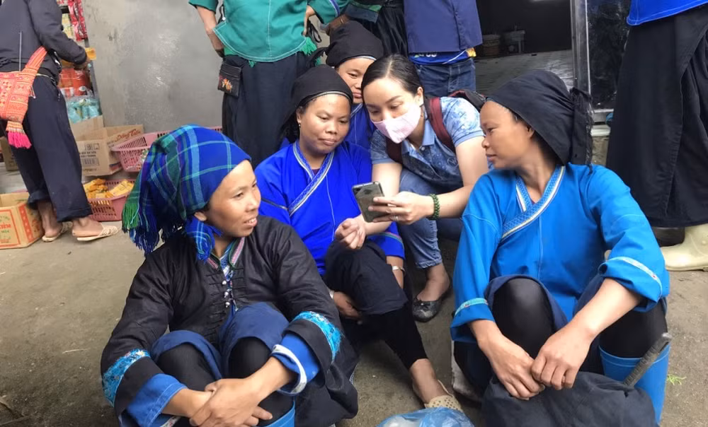 Vận động người dân ở Hà Giang cài ứng dụng Bluezone.