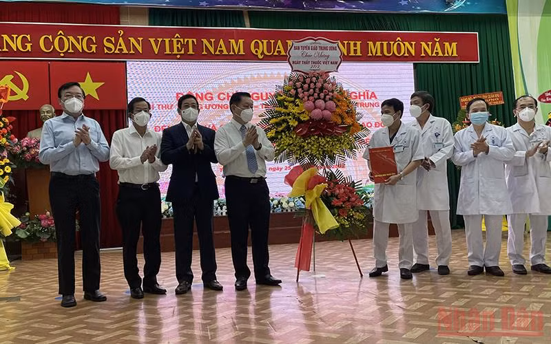 Trưởng Ban Tuyên giáo Trung ương thăm, chúc mừng các thầy thuốc tại TP Hồ Chí Minh -0