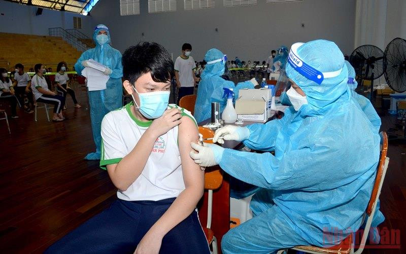 Tiêm vaccine phòng Covid-19 cho học sinh lớp 9 Trường trung học cơ sở Trần Phú, thành phố Phan Thiết (Bình Thuận). Gần 1.700 cán bộ, giáo viên và học sinh ở Bình Thuận nhiễm Covid-19 -0