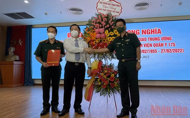 Đồng chí Nguyễn Trọng Nghĩa tặng hoa cho lãnh đạo Bệnh viện Quân y 175.