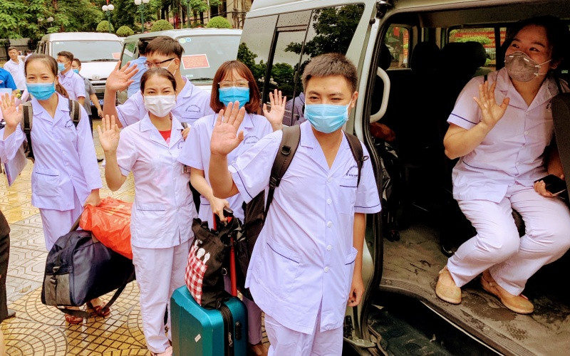 Các y, bác sĩ khi lên đường vào chia lửa với tuyến đầu Đà Nẵng chống dịch. len_duong_chong_dich-1609927946829.jpg