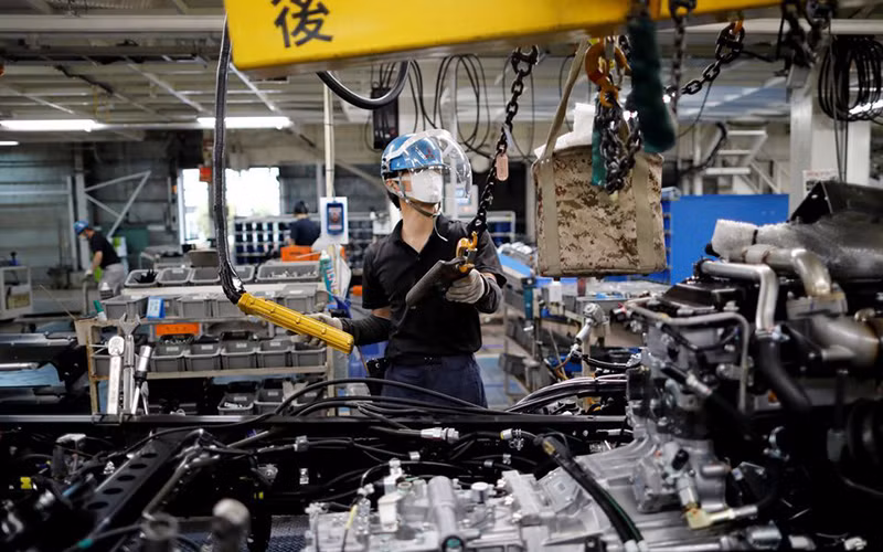 Vực dậy nền kinh tế là nhiệm vụ hàng đầu của Chính phủ Nhật Bản. Ảnh Reuters