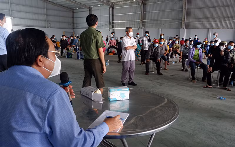 Lãnh đạo tỉnh Long An vận động người lao động ở lại làm việc.