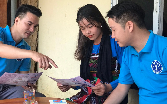 Tại Thanh Hóa, cán bộ BHXH tới từng thôn, bản tuyên truyền BHXH tự nguyện, BHYT hộ gia đình tới người dân.