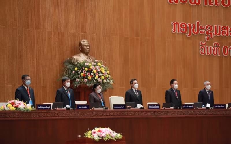 Kỳ họp thứ hai Quốc hội Lào khóa IX khai mạc dưới sự chủ trì của Chủ tịch Quốc hội Lào Saysomphone Phomvihane (thứ ba từ trái phải sang), ngày 1/11. (Ảnh: Xuân Sơn)