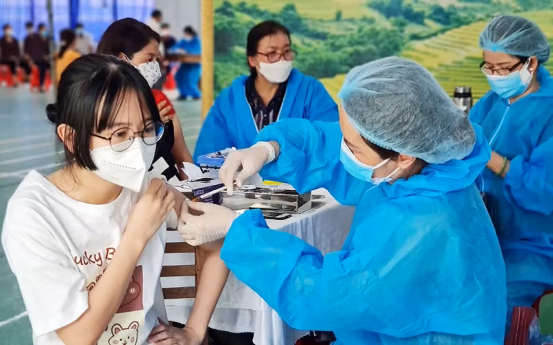 Tiêm vaccine phòng Covid-19 cho nhóm đối tượng từ 12 đến 17 tuổi tại điểm tiêm Trường tiểu học Nguyễn Văn Trỗi (phường Hoa Lư, TP Pleiku).