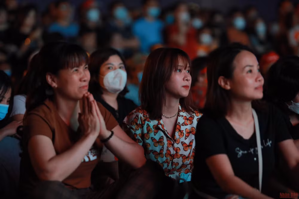 Tối 6/5, hàng nghìn người dân tại Phú Thọ đã tập trung tại Quảng trường Hùng Vương để theo dõi trận đấu giữa U23 Việt Nam và U23 Indonesia qua màn hình LED khổng lồ.