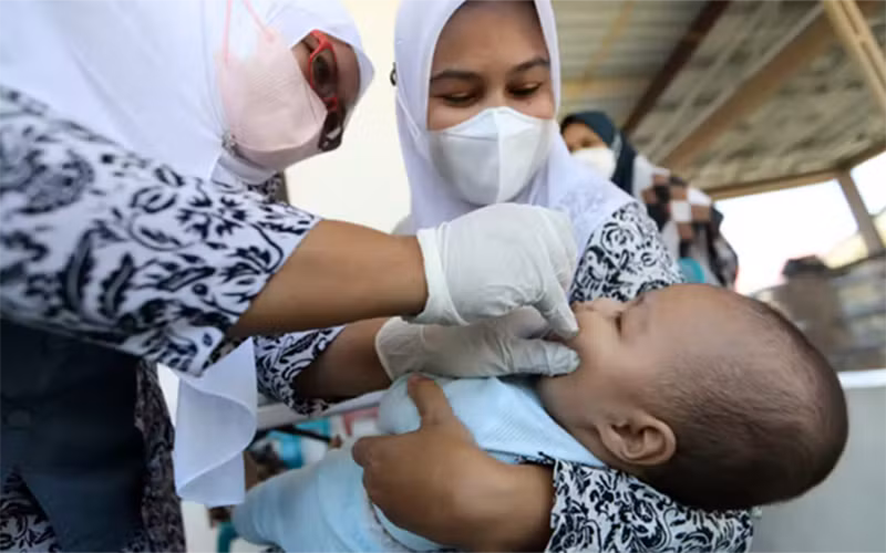 Y tá tiêm vaccine cho trẻ em ở Indonesia. (Ảnh: independent.co.uk)