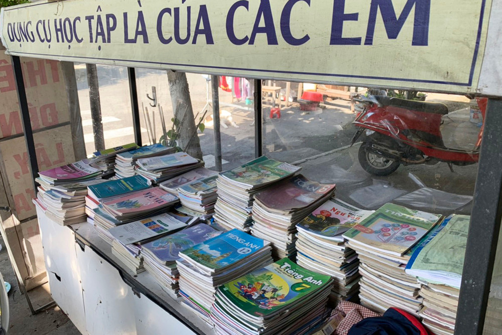 Tủ sách được chú xếp gọn gàng để trước cửa. Tủ sách, tủ quần áo của chú Thu -0