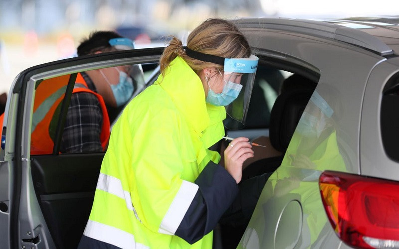 Nhân viên y tế tiêm ngừa Covid-19 cho các lái xe tại Auckland, New Zealand, ngày 16/10/2021. (Ảnh: Reuters)