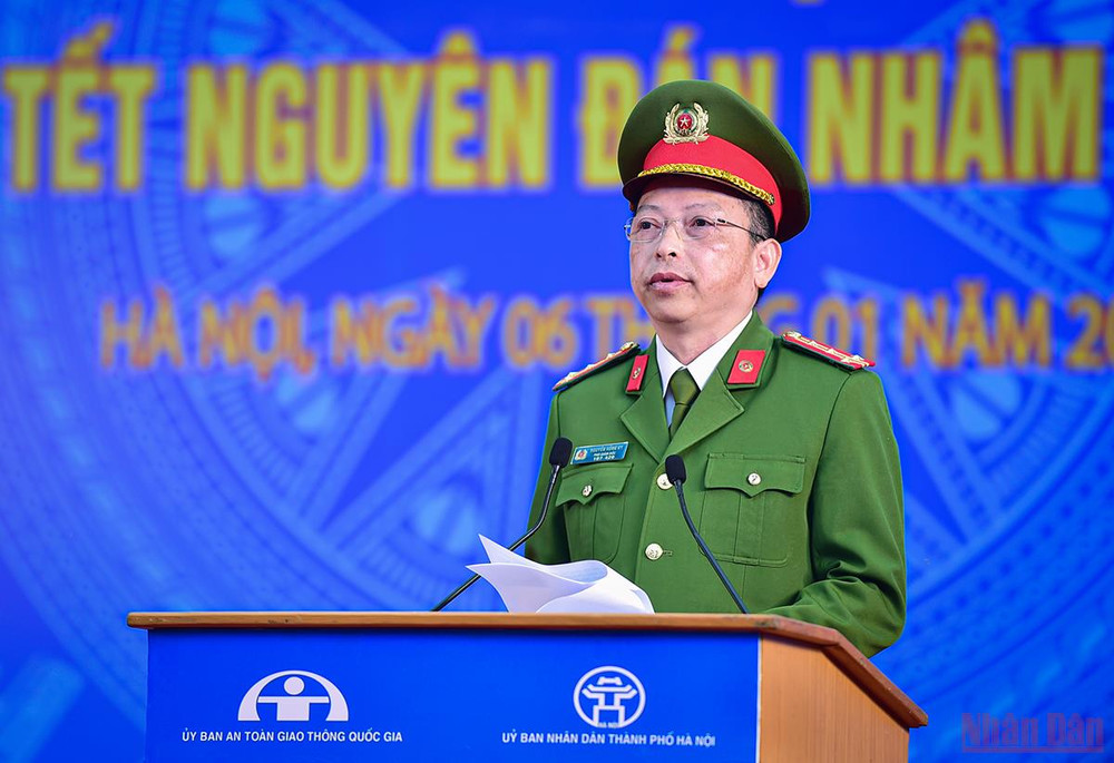 Đại tá Nguyễn Hồng Ky, Phó Giám đốc Công an Thành phố Hà Nội phát biểu quyết tâm hoàn thành nhiệm vụ bảo đảm trật tự, an toàn giao thông năm 2022. (Ảnh: Thành Đạt) Lễ phát động ra quân Năm An toàn giao thông 2022 -0
