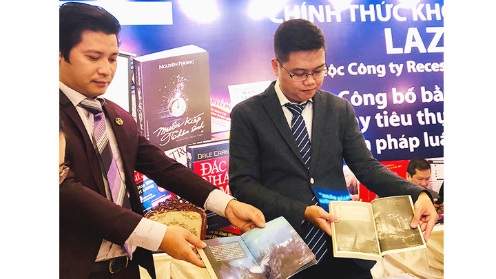 Phân biệt sách “Muôn kiếp nhân sinh” thật (bên trái) với sách giả đang bày bán trên Lazada.