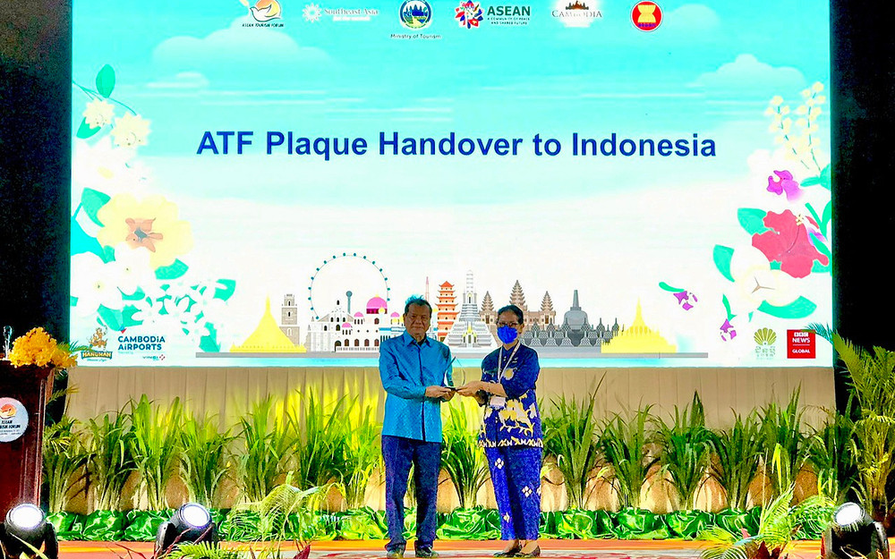 Nghi thức chuyển giao cờ đăng cai Diễn đàn Du lịch ASEAN 2023 giữa Campuchia và Indonesia. 
