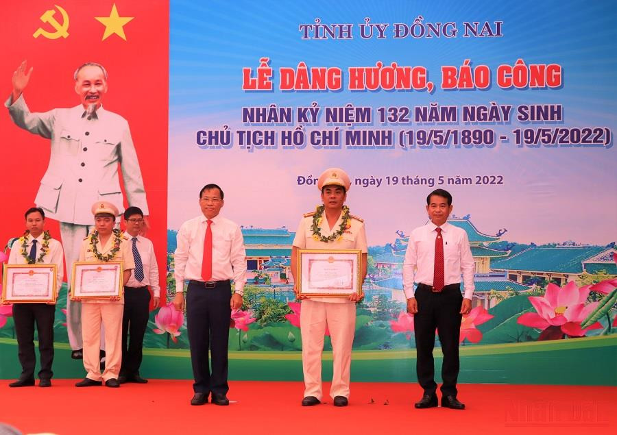 Khen thưởng cho các cá nhân có thành tích xuất sắc trong thực hiện học tập và làm theo tư tưởng, đạo đức, phong cách Hồ Chí Minh. Đồng Nai báo công dâng Bác -0