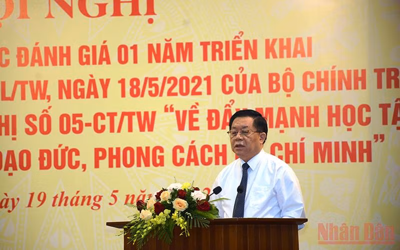 Đồng chí Nguyễn Trọng Nghĩa phát biểu tại Hội nghị.