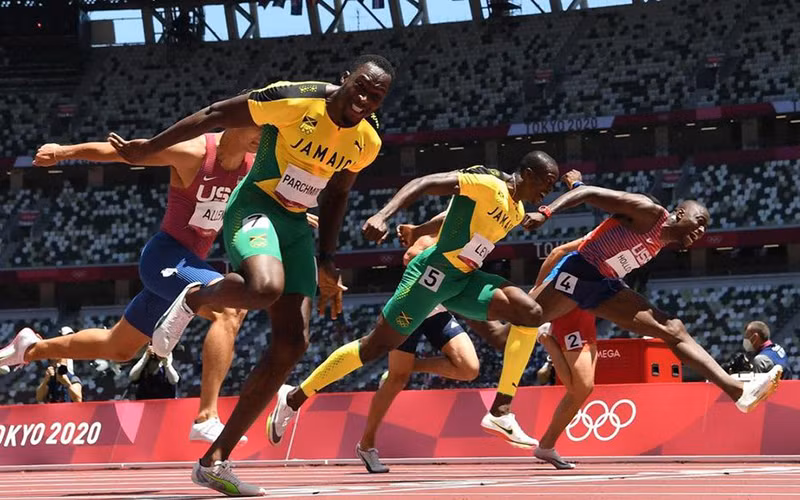 Các VĐV trên đường chạy 110 m vượt rào nam tại Olympic Tokyo 2020. Ảnh: AFP