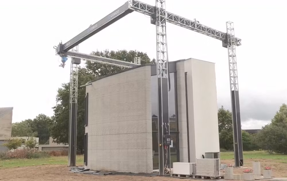 Máy in 3D lớn nhất châu Âu “đúc” nhà hai tầng -0