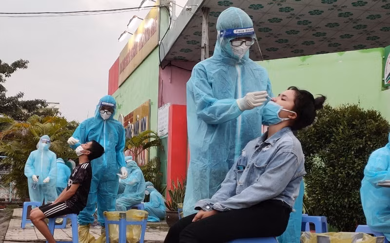 Lấy mẫu xét nghiệm để bóc tách F0 ra khỏi cộng đồng tại phường An Phú.
