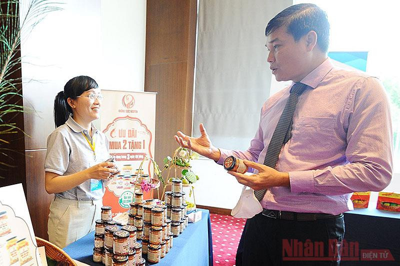 Chị Lê Ngọc Thảo giới thiệu sản phẩm mắm Gò Công với nhà đầu tư tại cuộc thi. Ấn tượng 30 dự án lọt chung kết thi khởi nghiệp nông nghiệp -0