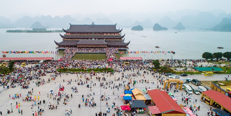 Trước sân Thủy Đình, Khu du lịch Tam Chúc tỉnh Hà Nam. Khu du lịch quốc gia Tam Chúc mở cửa miễn phí nhân lễ Phật đản -0