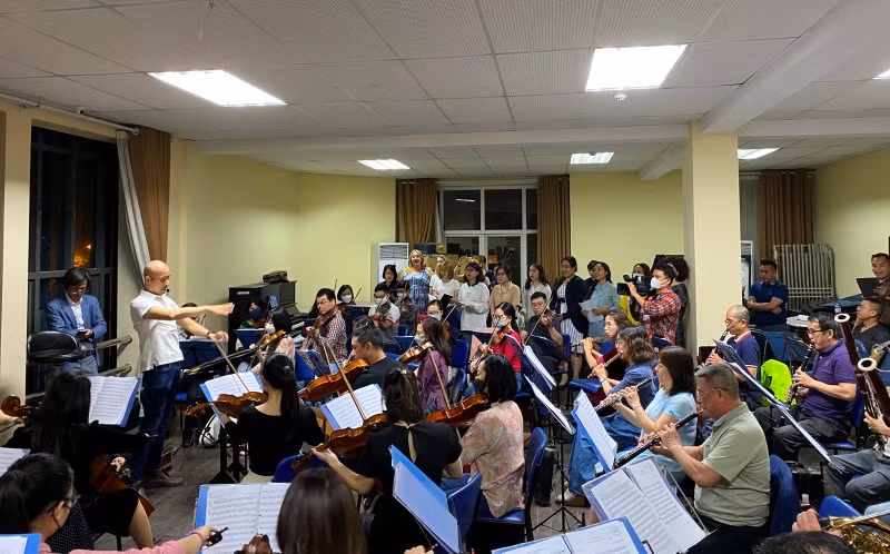 Các nghệ sĩ Nhà hát Nhạc Vũ Kịch Việt Nam đang tích cực tập luyện cho đêm công diễn tại Nhà hát Lớn Hà Nội. (Ảnh: Yến Nhi)