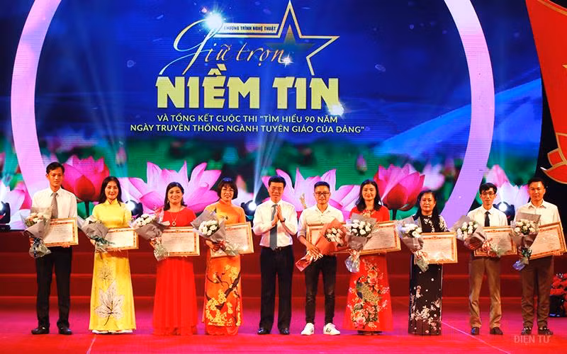 Đồng chí Võ Văn Thưởng trao Bằng khen cho các cá nhân đoạt giải Nhất các tuần thi.