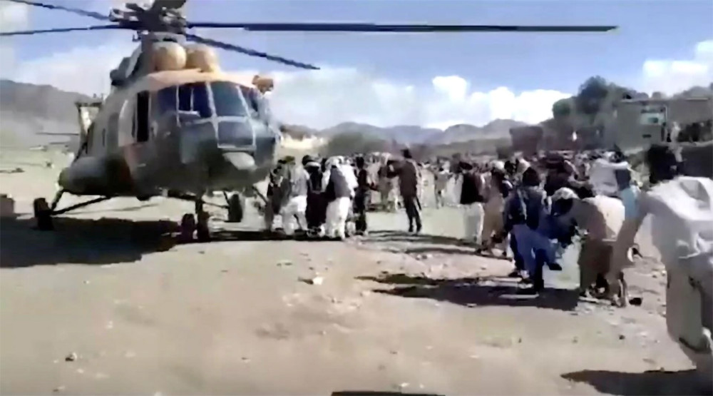 Ông Salahuddin Ayubi, một quan chức của Bộ Nội vụ Afghanistan, cho biết, các trực thăng được huy động để tham gia nỗ lực cứu nạn đã tiếp cận những người bị thương và vận chuyển vật tư y tế, thực phẩm. (Ảnh: Hãng thông tấn Bakhtar) Ảnh -0