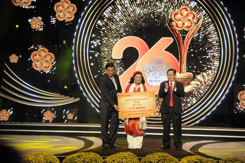 NSND Kim Cương đại diện cho các văn nghệ sĩ tiếp nhận bảng tượng trưng số tiền 1 tỷ đồng do Ngân hàng TMCP Nam Á trao tặng. (Ảnh: Quốc Thanh) Trao giải Mai Vàng lần thứ 26, năm 2020 -0